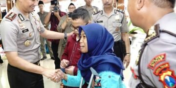 Disaat  Tangis Penyandang Disabilitas Ini Pecah dalam Pelukan Polisi