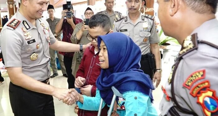 Disaat  Tangis Penyandang Disabilitas Ini Pecah dalam Pelukan Polisi