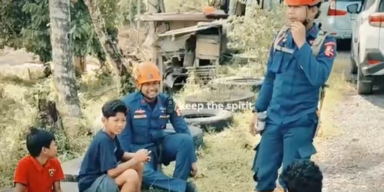 Tim SAR Polri : Komitmen Tak Kenal Lelah Tim SAR Korpolairud di Garis Depan Bencana