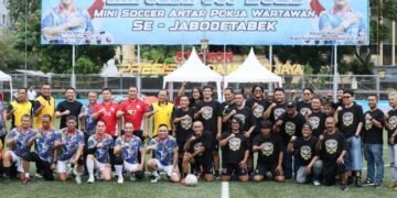 Sinergi Lewat Bola, Kapolda Metro dan Wartawan Tanding di Stadion Presisi