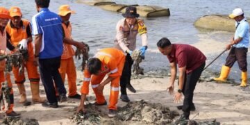 Jelang Libur Akhir Tahun, Polres Kepulauan Seribu Ajak Warga Bersihkan Pantai