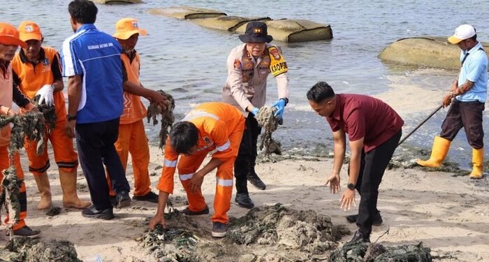 Jelang Libur Akhir Tahun, Polres Kepulauan Seribu Ajak Warga Bersihkan Pantai