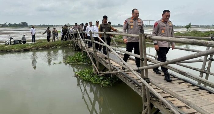 Brimob Polda Metro Kawal Pembangunan Jembatan di Pebayuran Bekasi