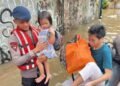 Tim SAR Brimob Polda Metro Jaya Bantu Evakuasi Warga di Jalan Bangka V Jakarta Selatan