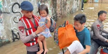Tim SAR Brimob Polda Metro Jaya Bantu Evakuasi Warga di Jalan Bangka V Jakarta Selatan