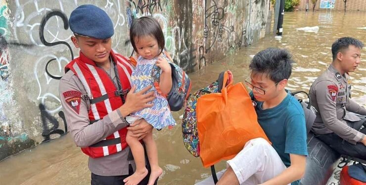Tim SAR Brimob Polda Metro Jaya Bantu Evakuasi Warga di Jalan Bangka V Jakarta Selatan