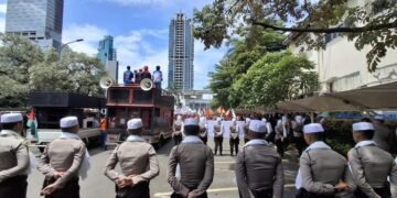 Polda Metro Kerahkan Polisi Berpeci-Tim Shalawat Kawal Demo Selama Ramadan