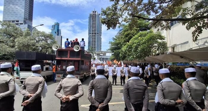 Polda Metro Kerahkan Polisi Berpeci-Tim Shalawat Kawal Demo Selama Ramadan
